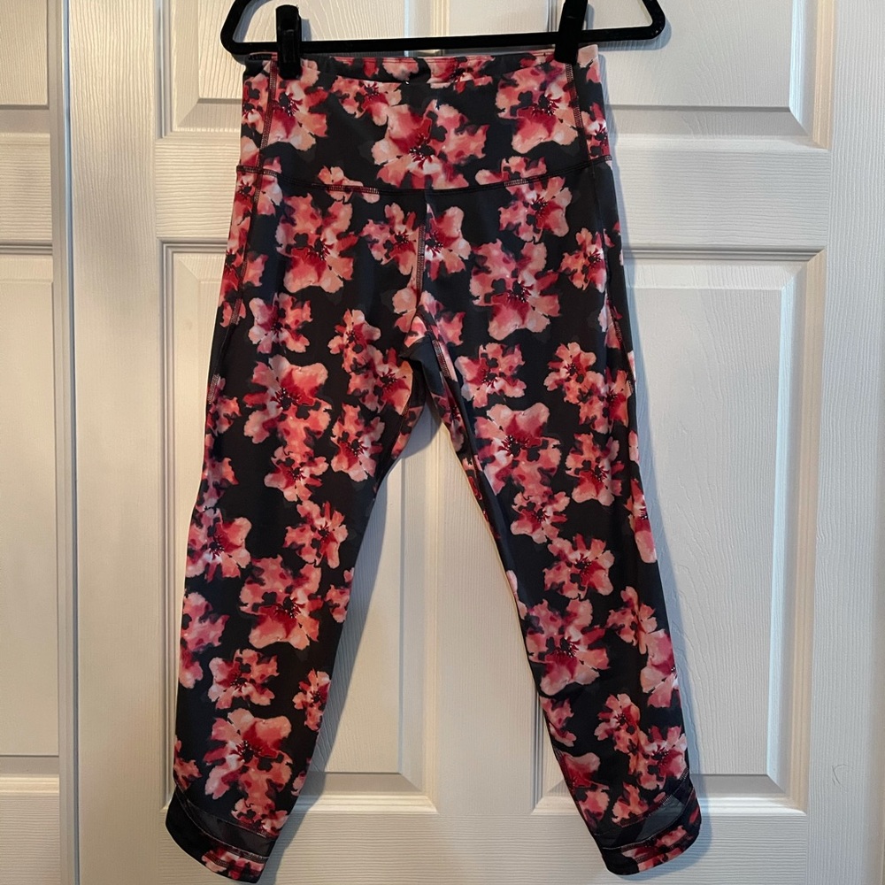 Woman’s old navy floral crop leggings